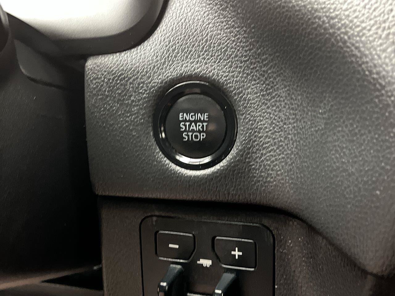 Used 2025 Toyota Tundra Limited AWD/4WD image 19