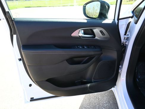 New 2026 Chrysler Pacifica Select AWD/4WD image 7