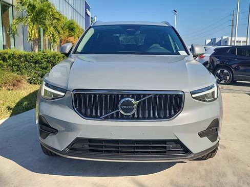 Used 2025 Volvo XC40 B5 Core image 2
