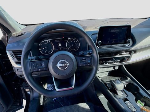 Used 2023 Nissan Rogue SV image 10