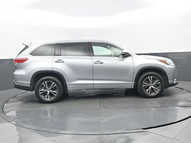 Used 2017 Toyota Highlander LE FWD image 2