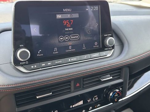 Used 2025 Nissan Rogue SV image 15