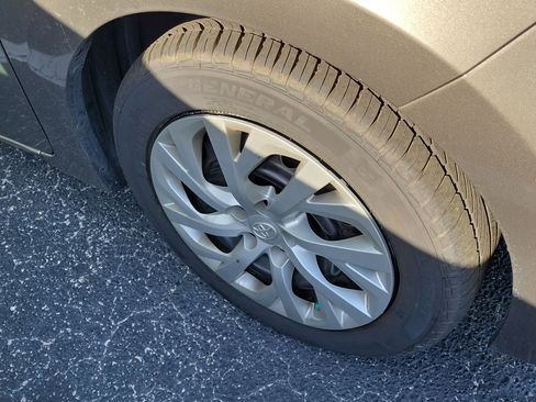 Used 2017 Toyota Corolla LE image 8