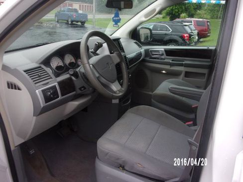 Used 2010 Dodge Grand Caravan SXT w/ Entertainment Group 2 FWD image 6