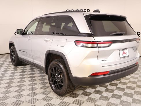 Used 2025 Jeep Grand Cherokee Altitude AWD/4WD image 22