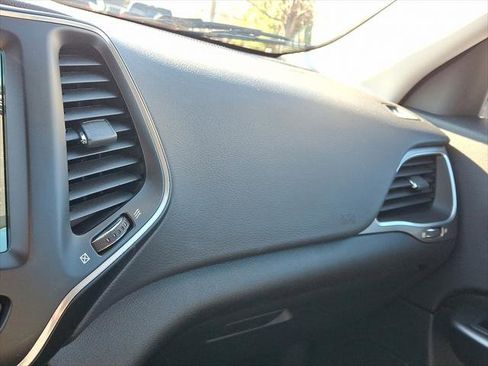 Certified 2021 Jeep Cherokee Latitude Lux w/ Comfort/Convenience Group image 31