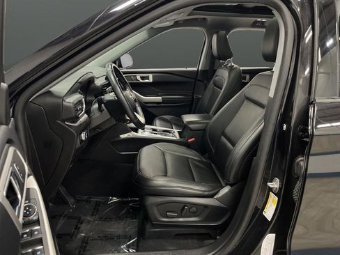Used 2023 Ford Explorer XLT image 4