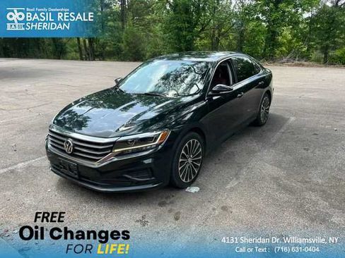 Used 2022 Volkswagen Passat 2.0T FWD image 1