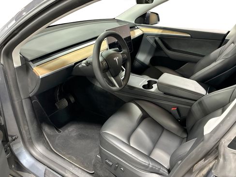 Certified 2023 Tesla Model Y Long Range AWD/4WD image 9