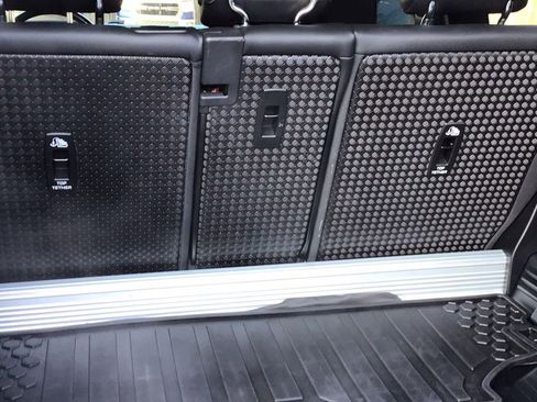 Used 2023 Land Rover Defender 90 SE image 11