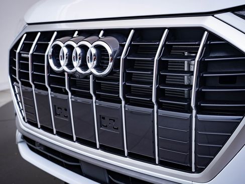 Certified 2025 Audi Q3 2.0T Premium Plus w/ Premium Plus Package image 3