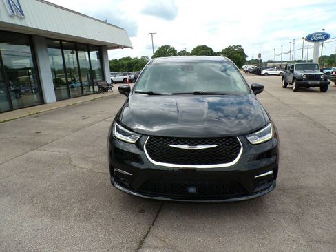 Used 2023 Chrysler Pacifica Touring-L FWD image 2