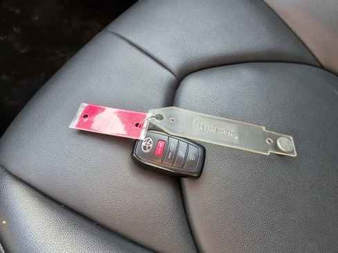 Used 2024 Toyota Highlander XLE image 24