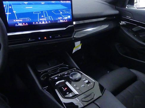 Used 2025 BMW 530i xDrive w/ Premium Package image 18