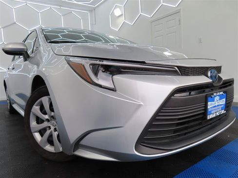 Used 2025 Toyota Corolla LE FWD image 5