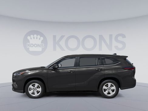 Used 2025 Toyota Highlander LE AWD/4WD image 4
