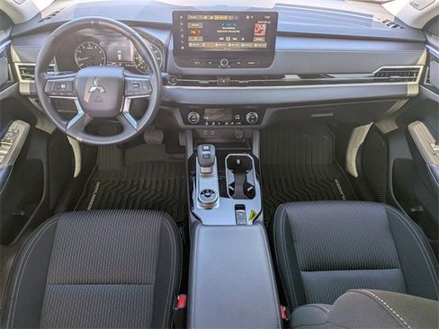 Used 2025 Mitsubishi Outlander ES image 16