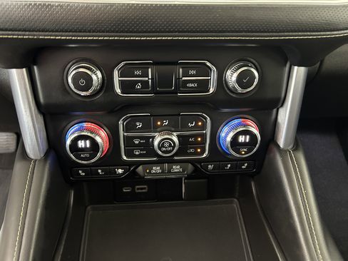 Used 2021 GMC Yukon SLT w/ SLT Luxury Plus Package AWD/4WD image 22