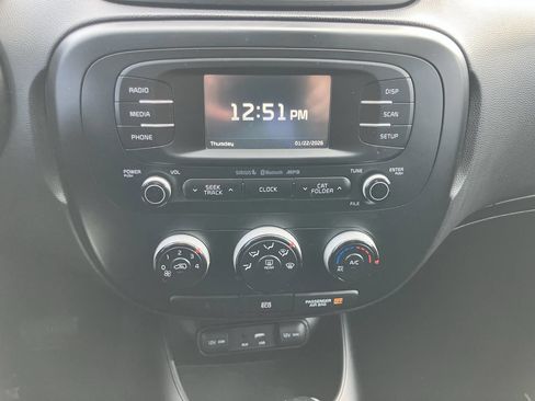 Used 2016 Kia Soul + image 17