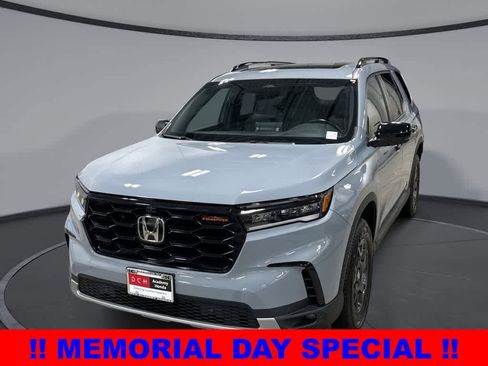 Used 2024 Honda Pilot TrailSport image 1
