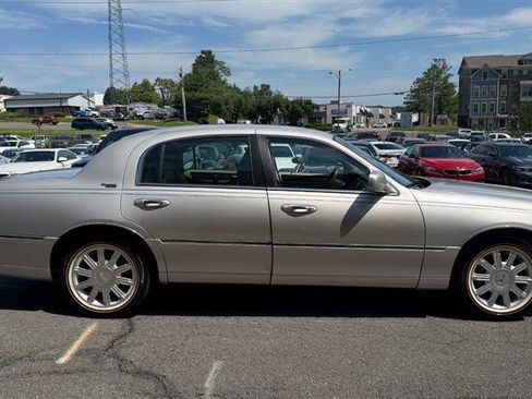 Used 2009 Lincoln Town Car Signature Limited RWD image 13