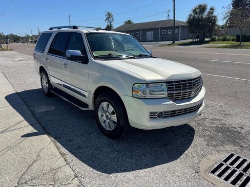 Used 2007 Lincoln Navigator Luxury 4dr SUV image 2