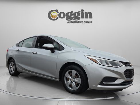 Used 2018 Chevrolet Cruze LS image 8