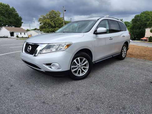 Used 2013 Nissan Pathfinder SV w/ Cargo Pkg FWD image 3