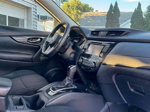 Used 2017 Nissan Rogue SV AWD/4WD image 12