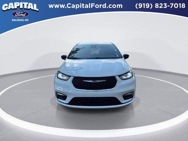 Used 2025 Chrysler Pacifica Select FWD image 3