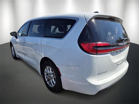 Used 2023 Chrysler Pacifica Touring-L image 6