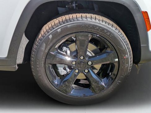 New 2025 Jeep Grand Cherokee Limited w/ Black Appearance Package image 9