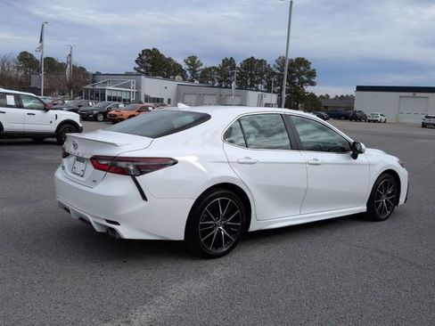 Used 2024 Toyota Camry SE w/ Convenience Package image 3