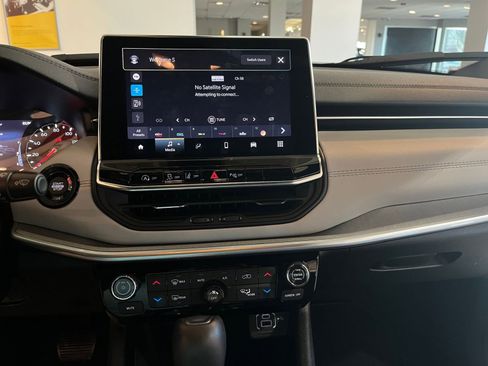 Used 2025 Jeep Compass Limited image 17