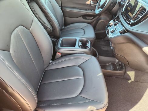 New 2026 Chrysler Pacifica Select image 10