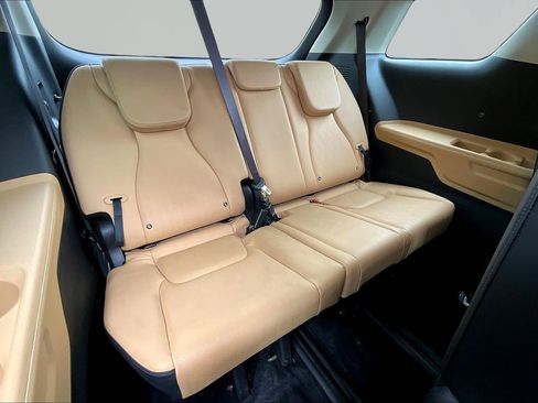 Used 2024 Kia Carnival LX FWD image 27