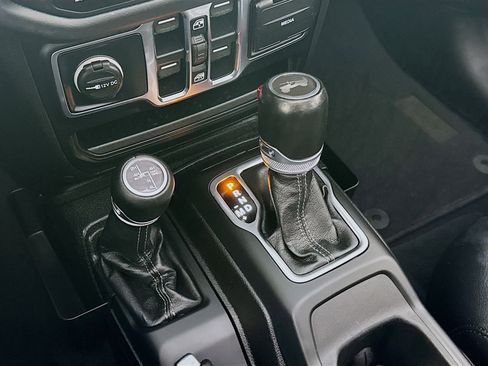 Used 2024 Jeep Wrangler Unlimited Sahara image 19