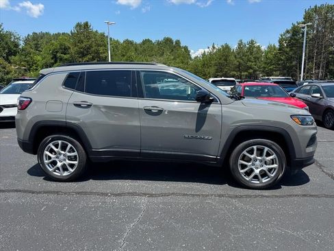 Used 2023 Jeep Compass Latitude AWD/4WD image 2