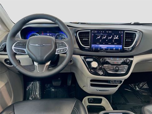 Used 2024 Chrysler Pacifica Touring-L image 2