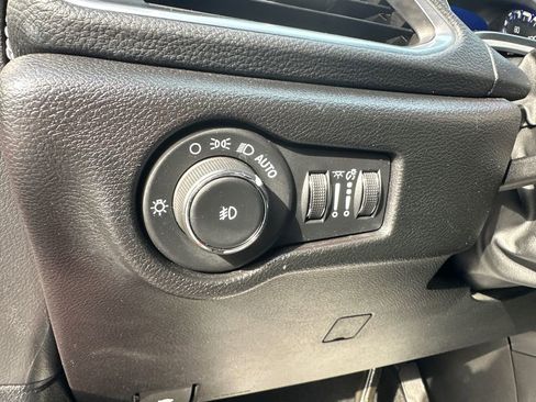 Used 2025 Chrysler Pacifica Limited image 21