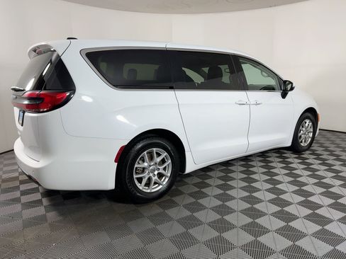 Used 2023 Chrysler Pacifica Touring-L image 7