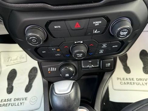 Used 2023 Jeep Renegade Latitude AWD/4WD image 16