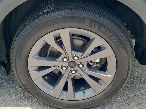 Used 2024 Ford Explorer XLT w/ Equipment Group 202A AWD/4WD image 9
