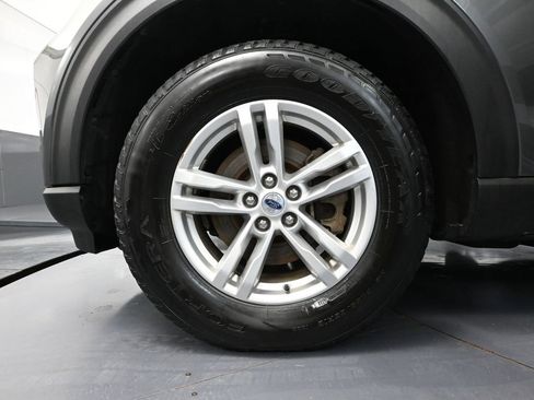 Used 2023 Ford Explorer XLT AWD/4WD image 16