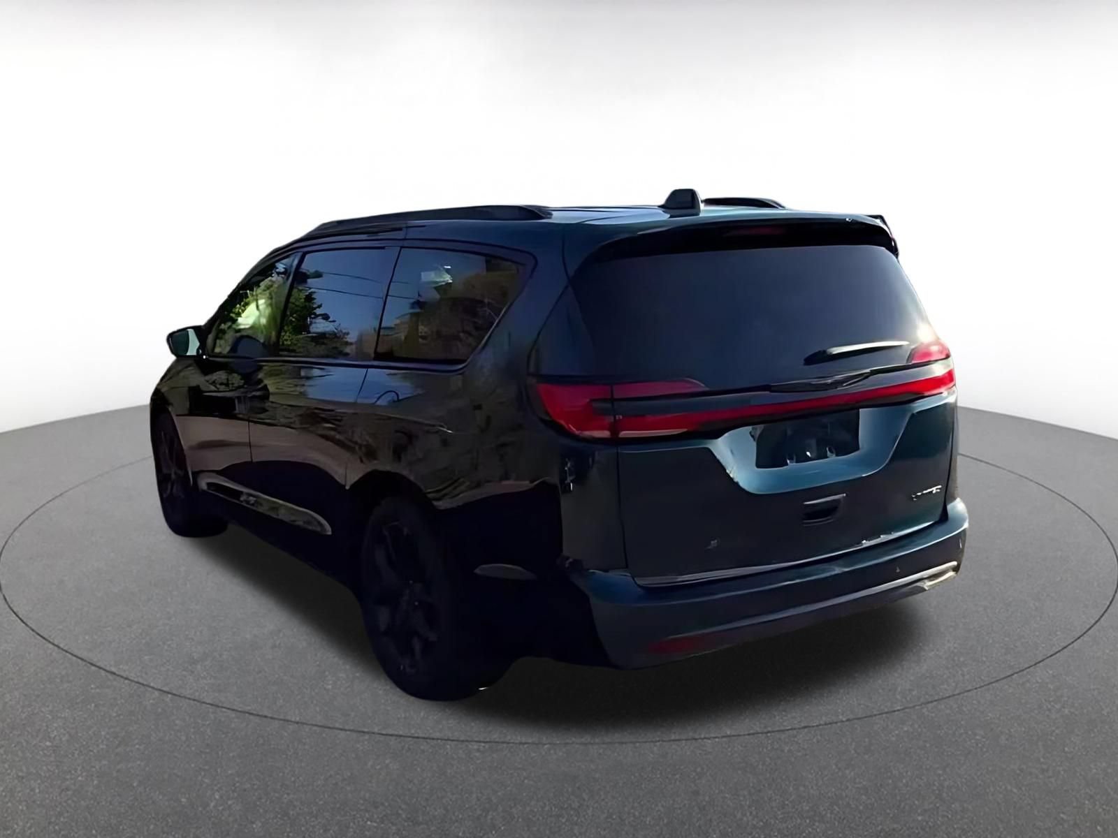 Used 2025 Chrysler Pacifica Limited FWD image 9