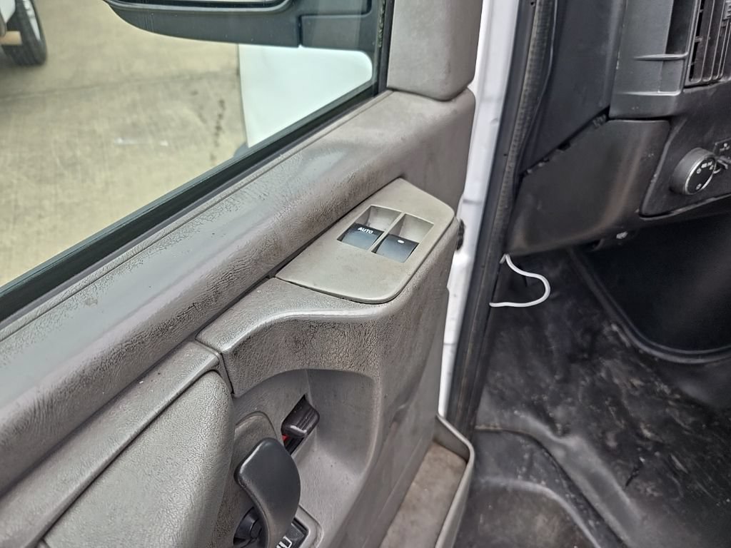 Used 2015 Chevrolet Express 2500 RWD image 14