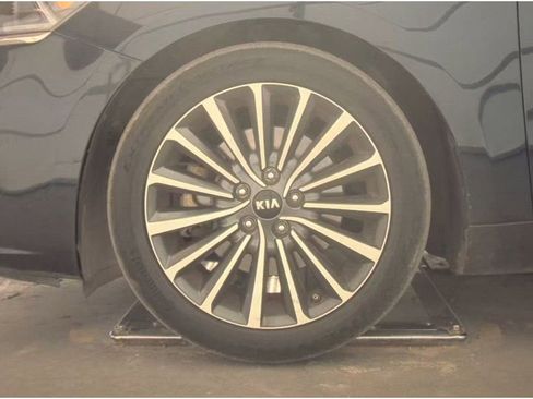 Used 2018 Kia Cadenza Premium w/ Luxury Package image 13