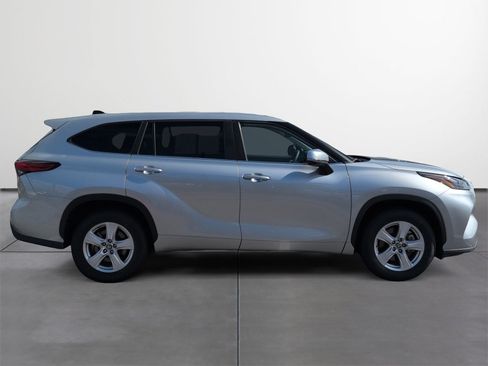 Used 2023 Toyota Highlander LE FWD image 6