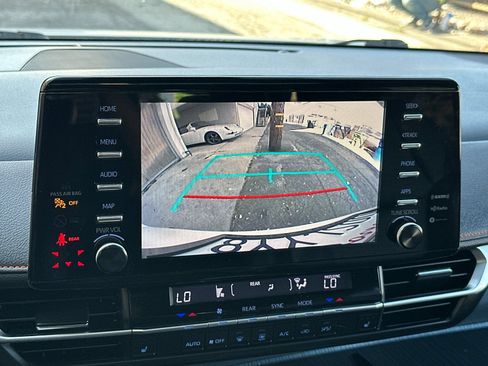 Used 2022 Toyota Sienna XSE FWD image 24