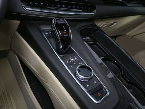 Used 2024 Cadillac Escalade Premium Luxury AWD/4WD image 33